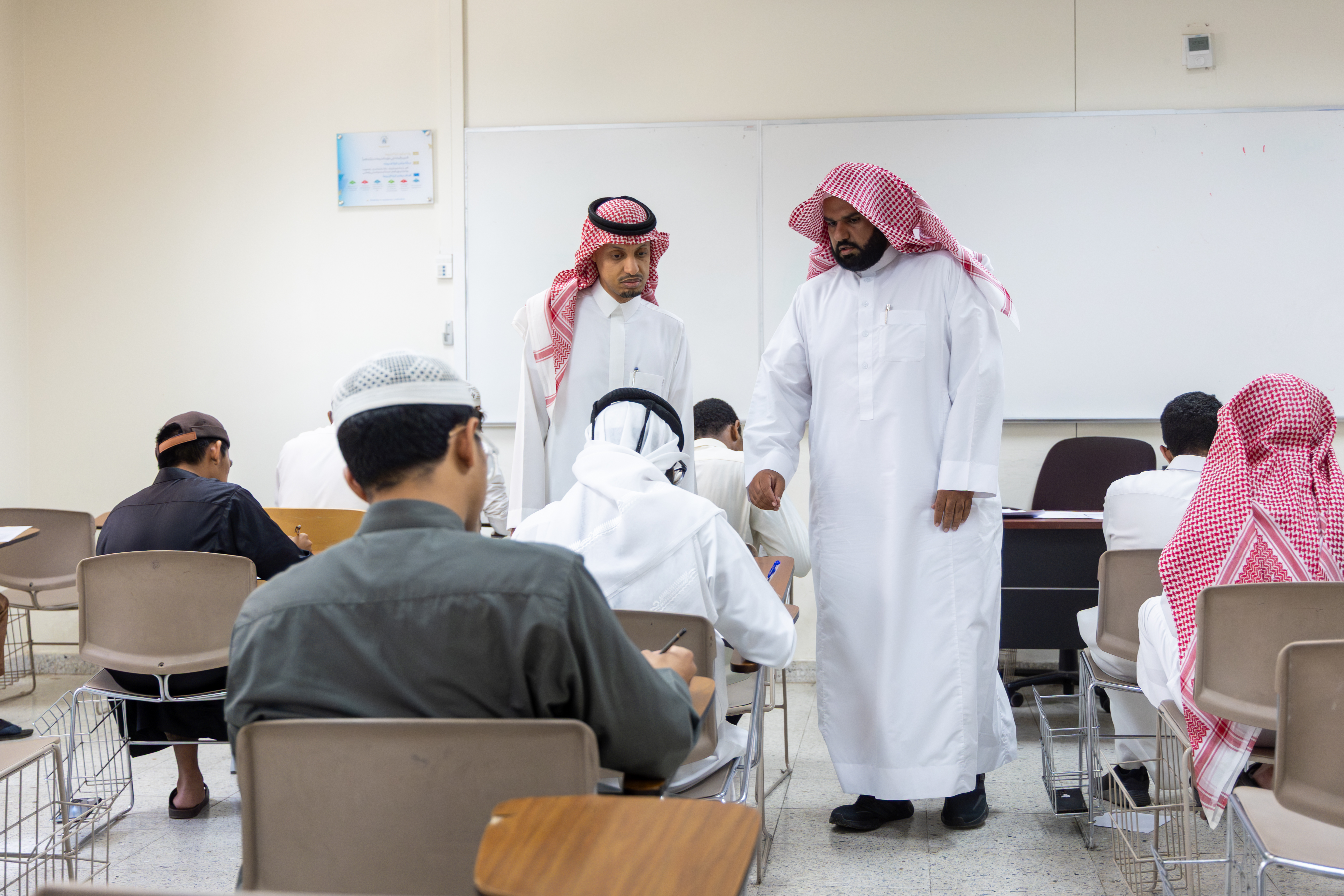 وكيل الجامعة الإسلامية للشؤون الأكاديمية يطّلع على قاعات الاختبارات بكليات الجامعة